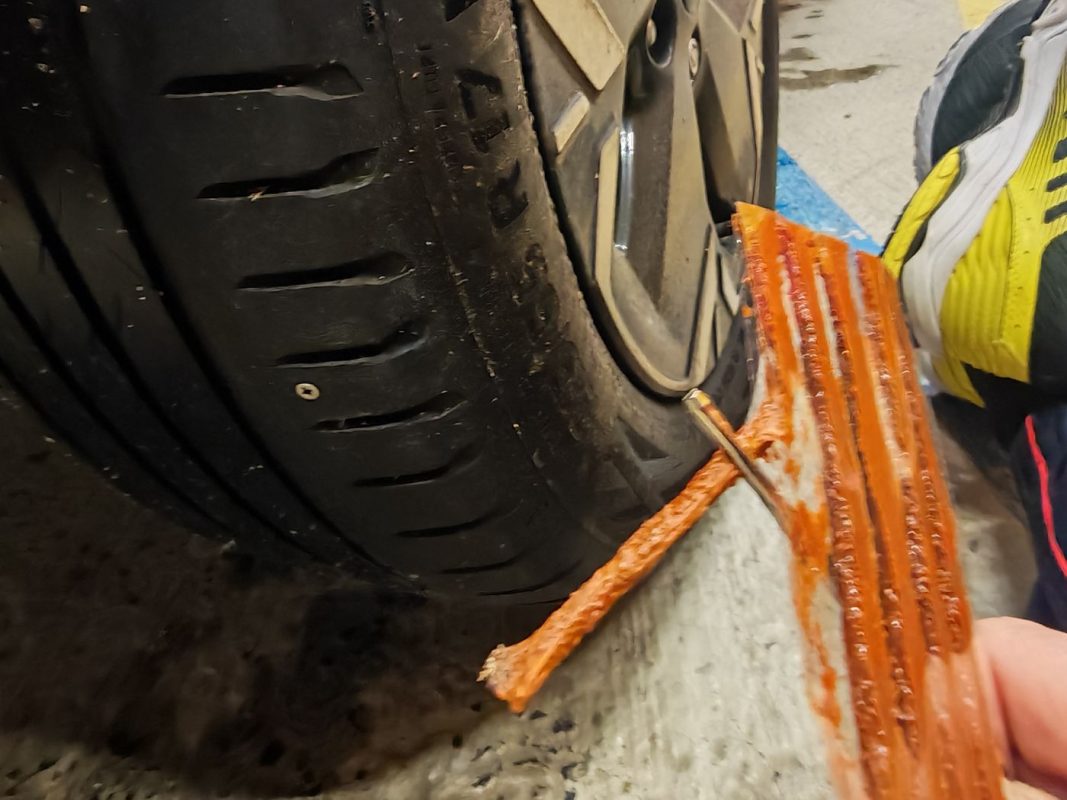 On prépare la mèche collante dans son accessoire