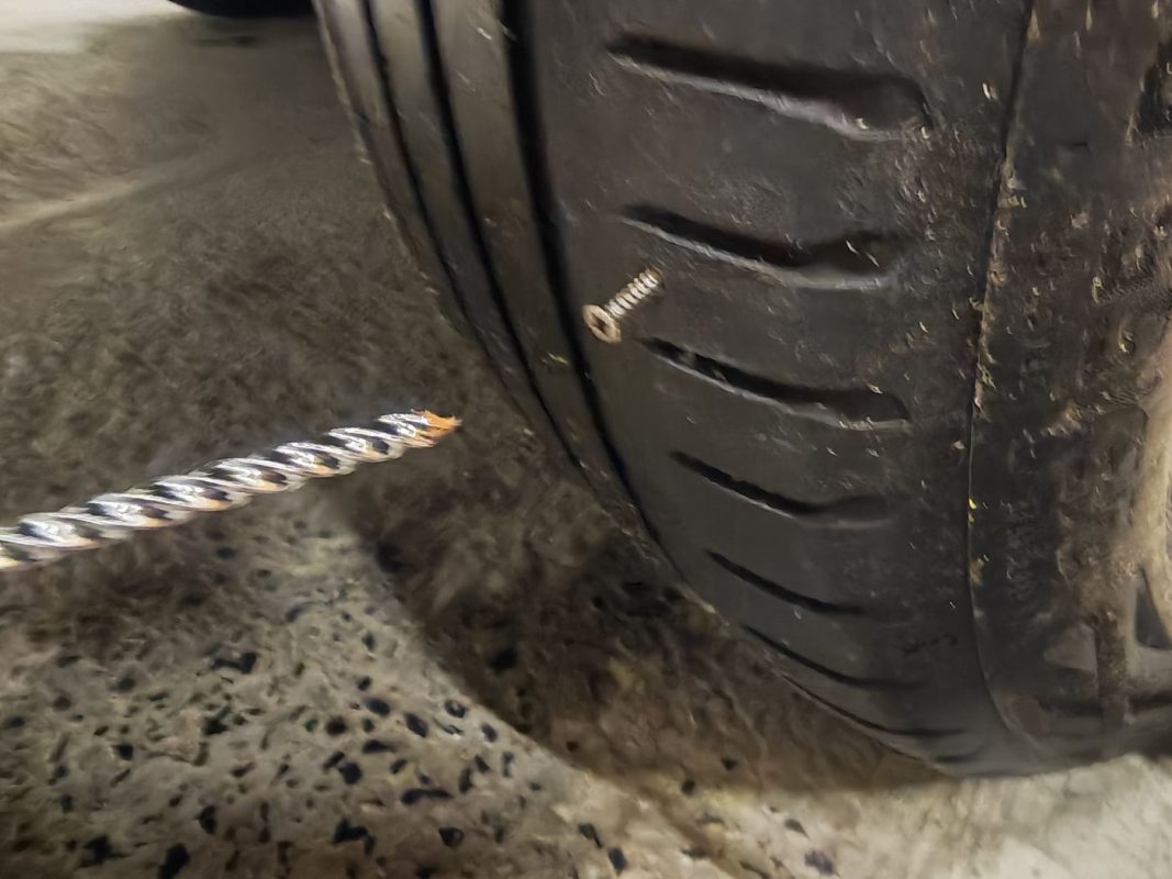 On dévisse et on agrandi le trou (hé oui, pour pouvoir passer la mèche après)