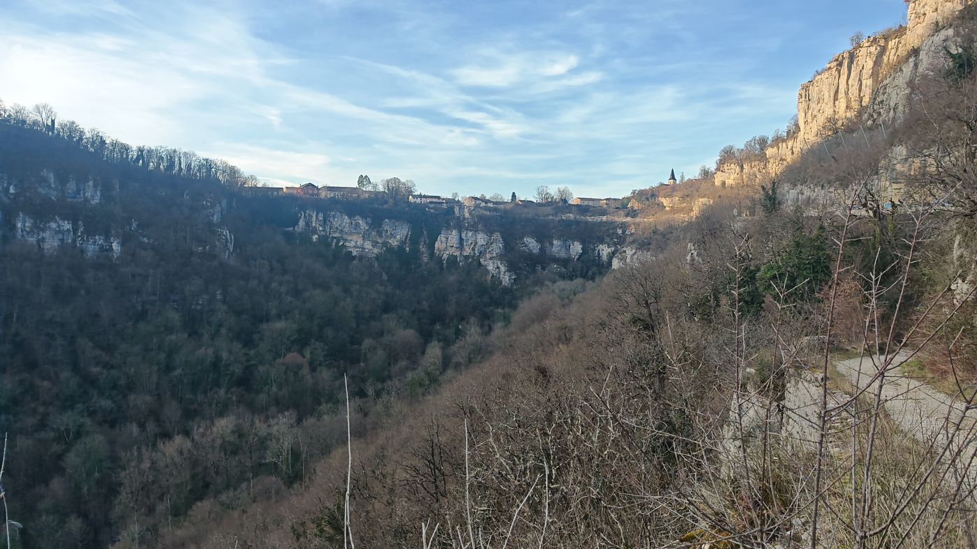 la falaise (et la Grotte que l'on ne voit pas) de Corveissiat