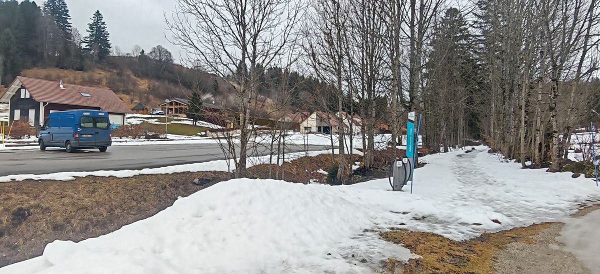 Le 'camion bleu' sur un parking à Bellefontaine