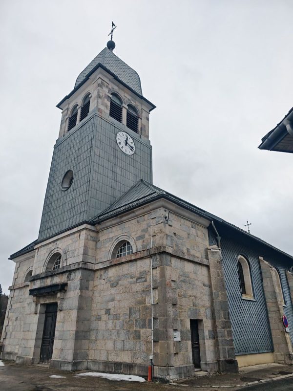 L'église, typiquement du Jura