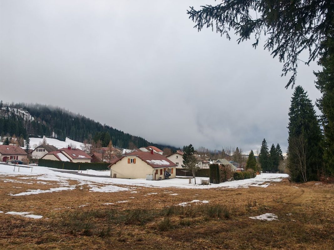 Je quitte Bellefontaine par un chouette chemin le long de l'eau