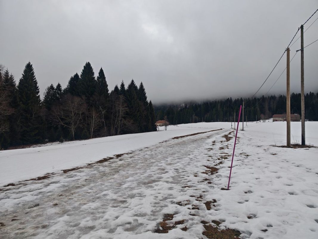 La route mi gelé mi déneigé