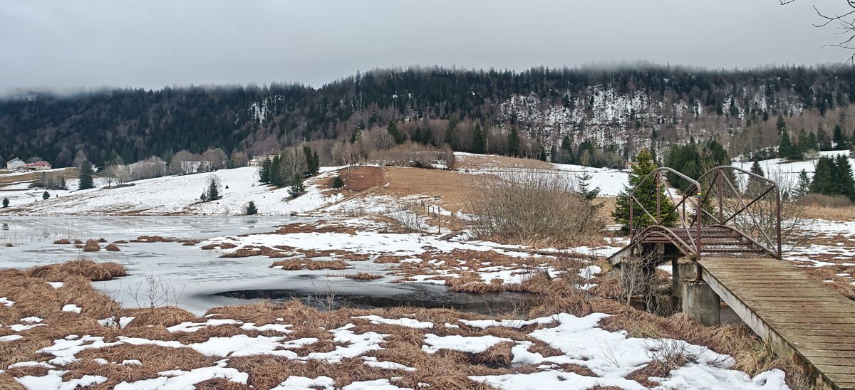 De l'autre coté, avec la falaise boisé et les nuages en face