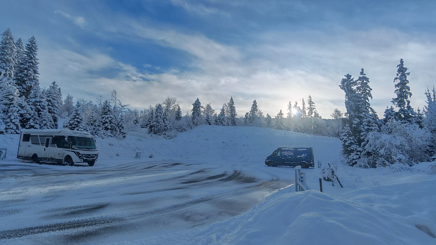 Le fourgon sur son aire de camping-car