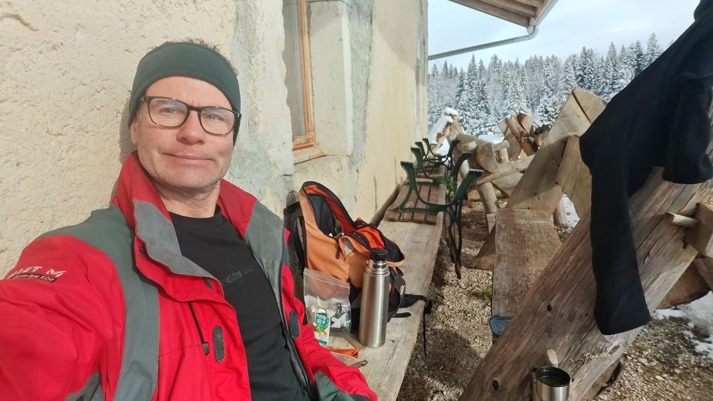 Pique-nique sous un toit d'une bergerie