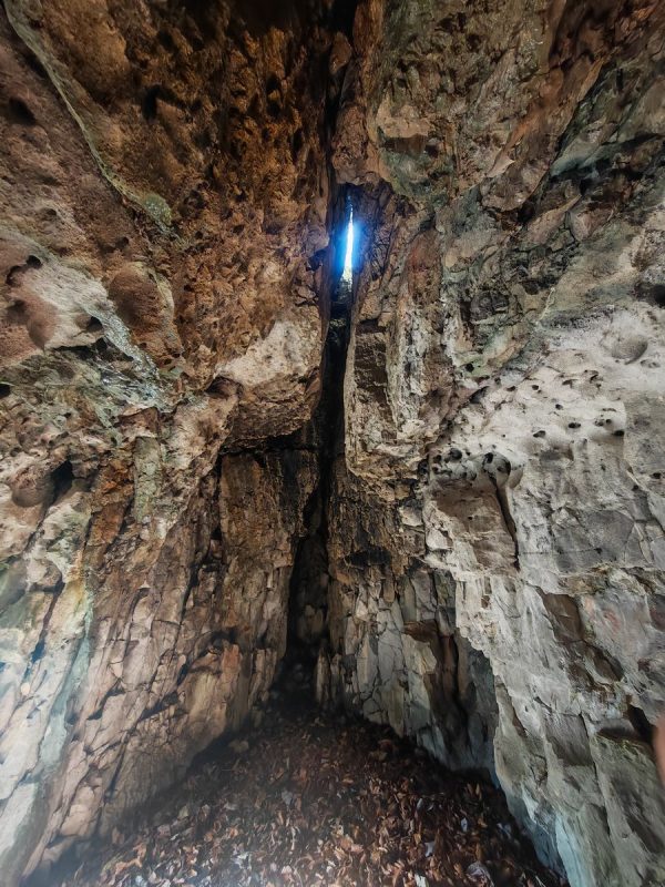 Dans la grotte, c'est pas grand mais cosy, avec une cheminée naturelle