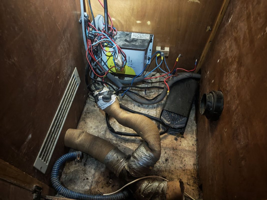 Et le chargeur + chauffage en bas du placard à vêtement