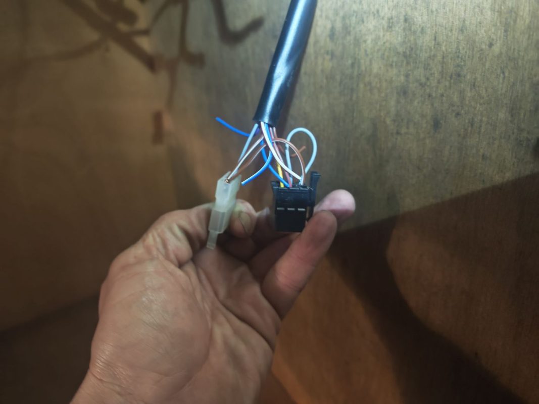 Je suis obliger de couper quelques fils du chauffage, donc je prend des photos pour le remonter un jour