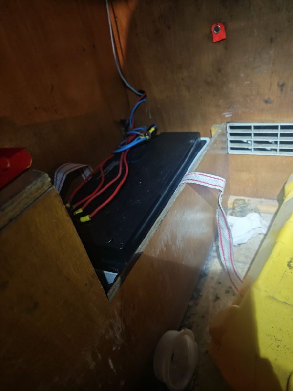 J'allais oublier la batterie (même si elle ne tiens plus la charge, elle peut servir et a une certaine valeur au prix du plomb)