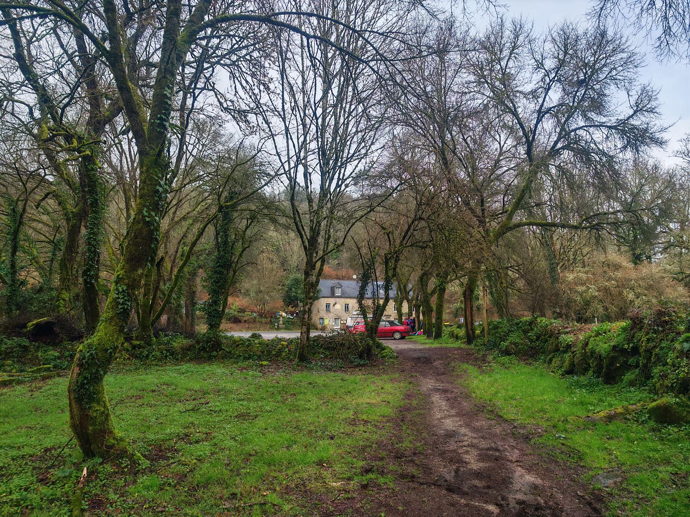 Au fond, le parking et l'auberge de Grand Ponts