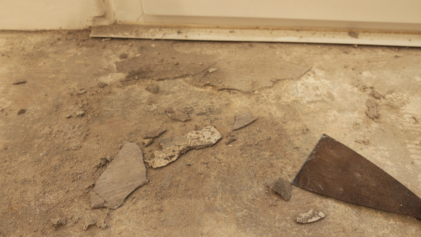 Maintenant il faut gratter le ragréage/colle