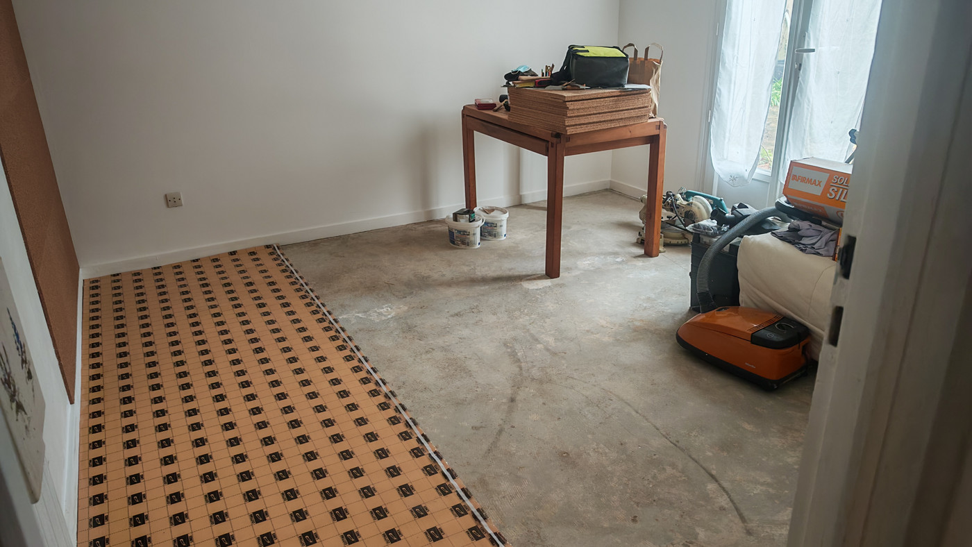 Pose d'une sous couche phonique et lisse