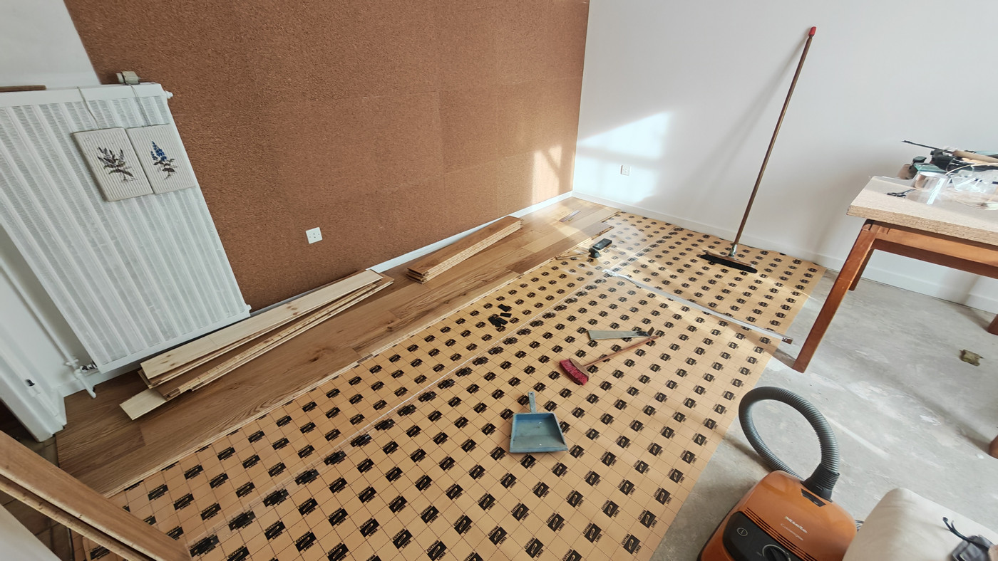 Première lattes de parquet flottant en chêne