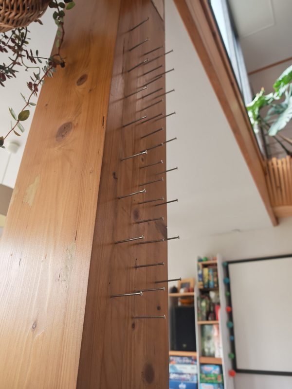 Mais c'est quoi tout ces clous dans la poutre !