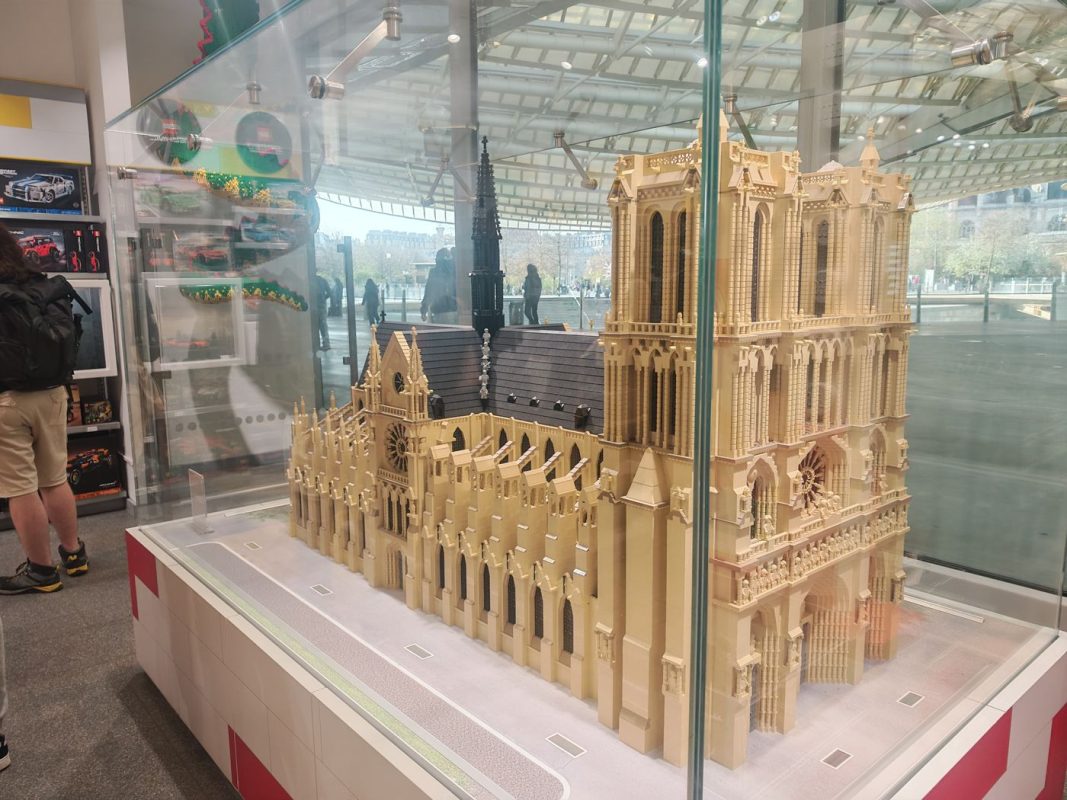 Cathédral de Paris au Lego store des Halles