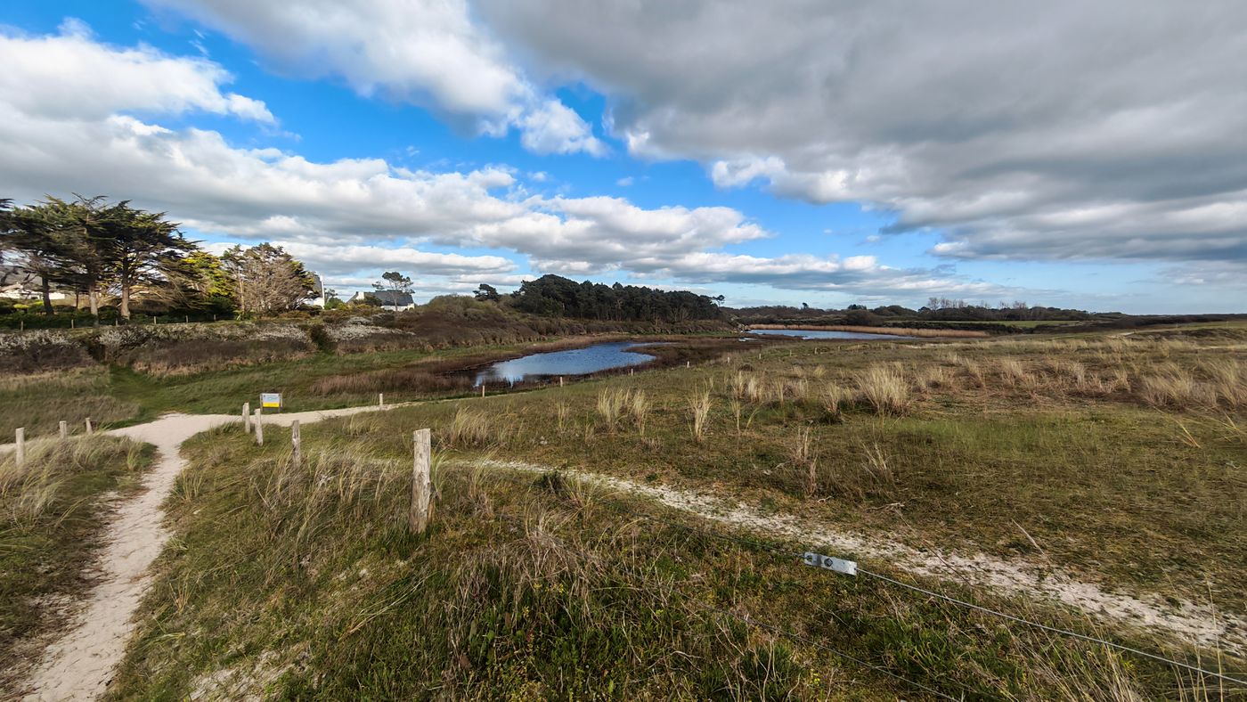 Etang vers la plage de Kerlaëren