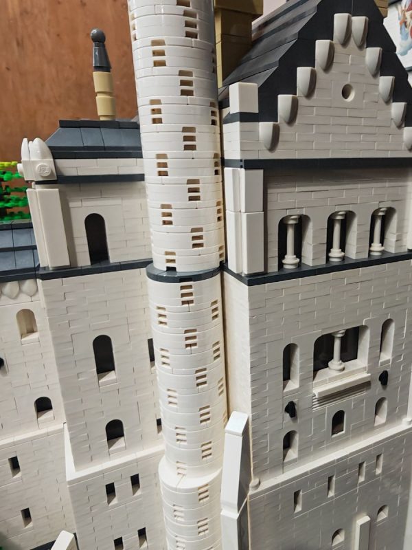 Détails : impressionnant travail de texture des pierres