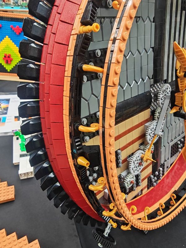 Avec une grande partie des pièces du mur de briques