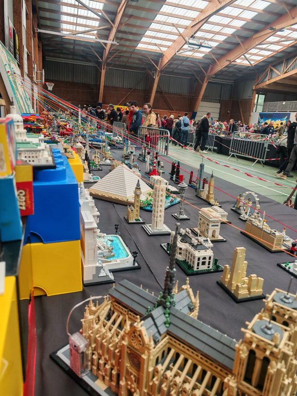 Les monument du monde avec leur fils entre bâtiment et carte