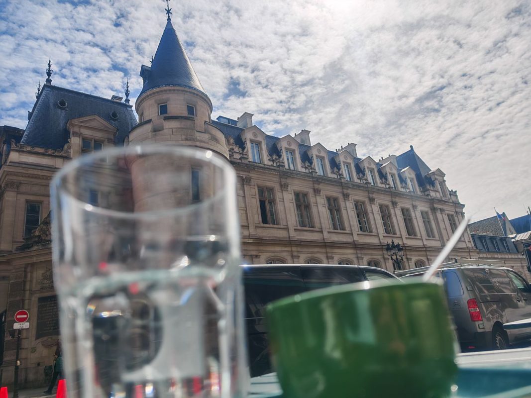 Petit café face à la tour des Arts et Métiers