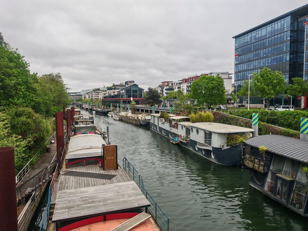 Péniche et immeuble moderne