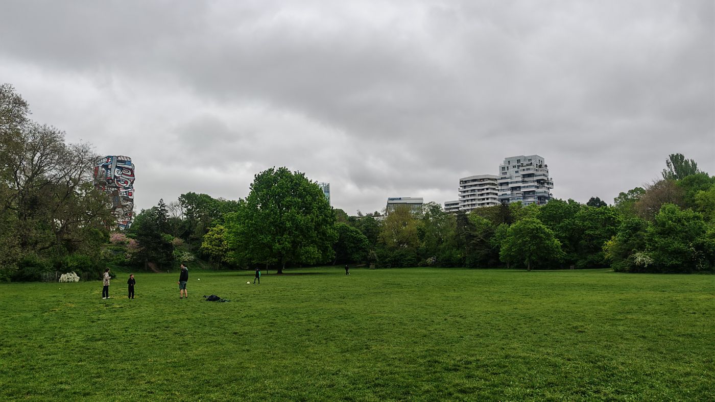 Parc sous les balcon des immeuble balconnés