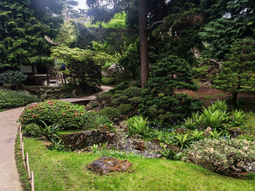 Allée et torrent de pierre