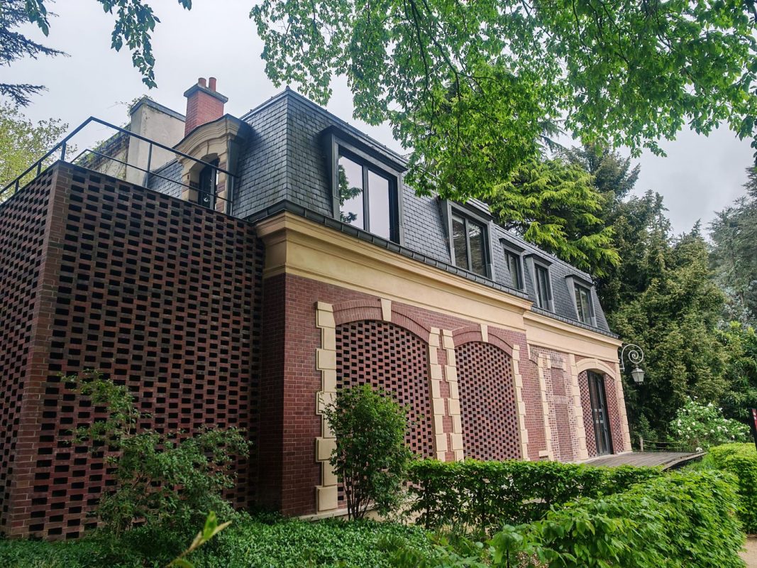 Il y a plein de bâtiment partout avec des petites expo
