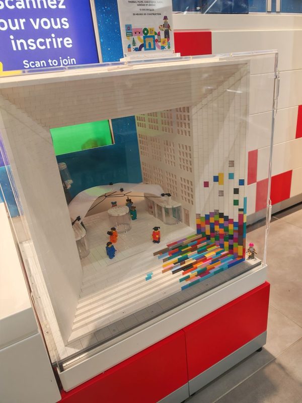 L'arche de la défense au magasin Lego de la Défense