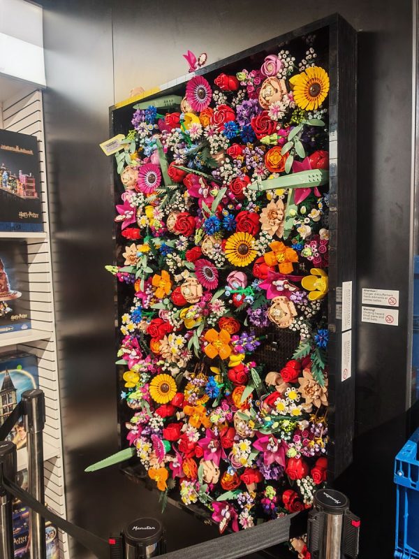 Mur végétal en Lego à la FNAC