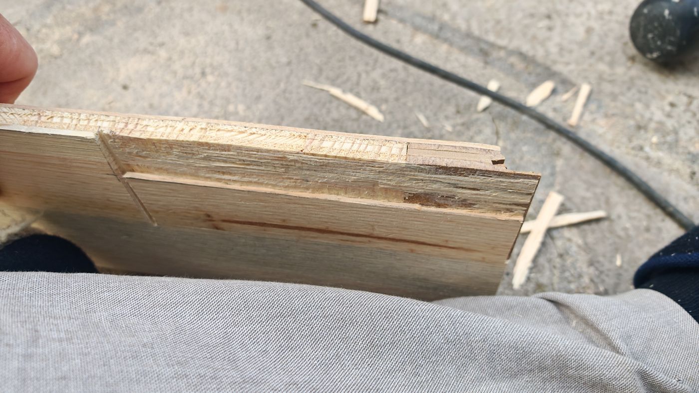 Et on taille au couteaux, rabot, perceuses...