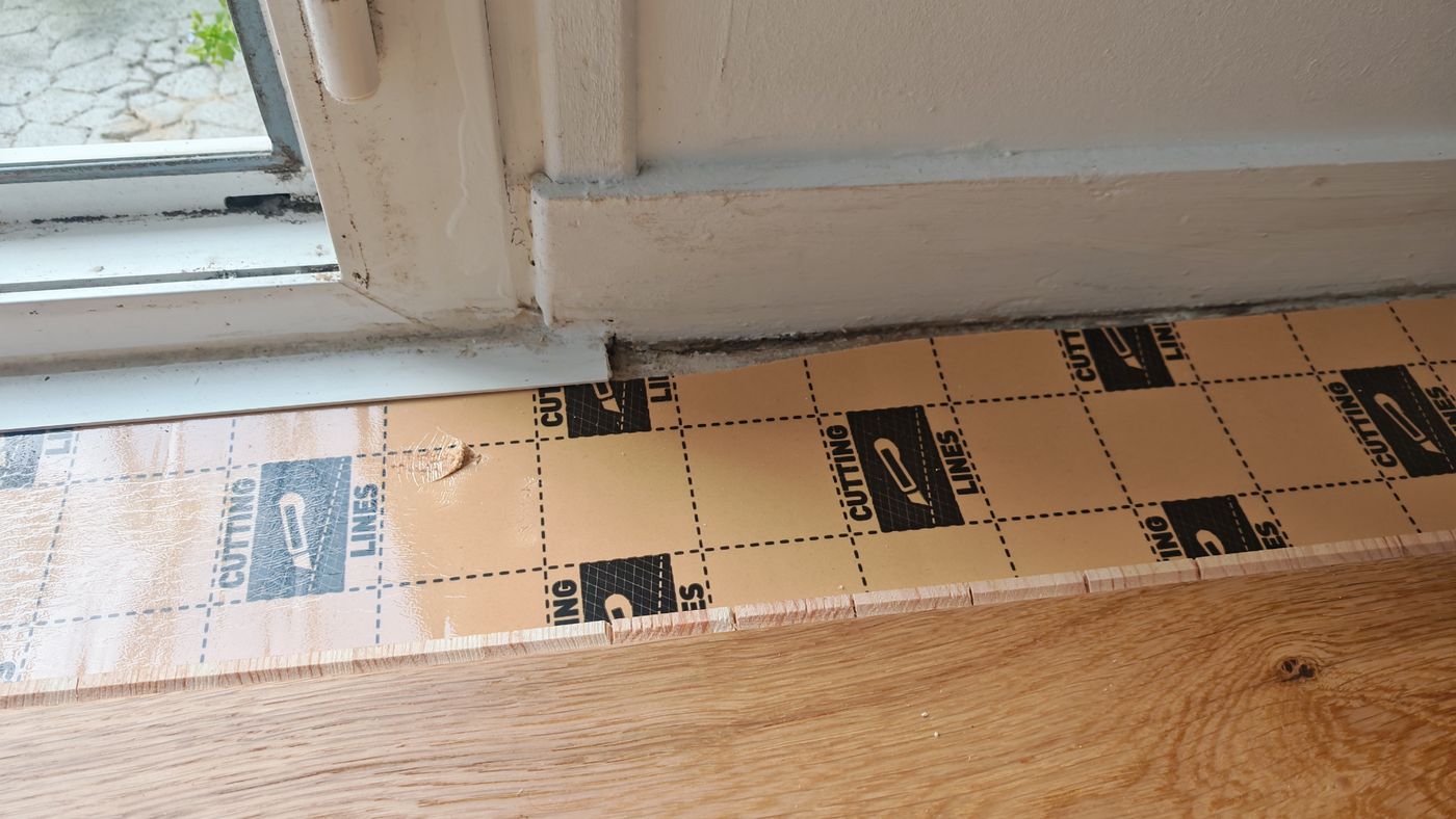 Problème : La porte fenêtre dépasse !