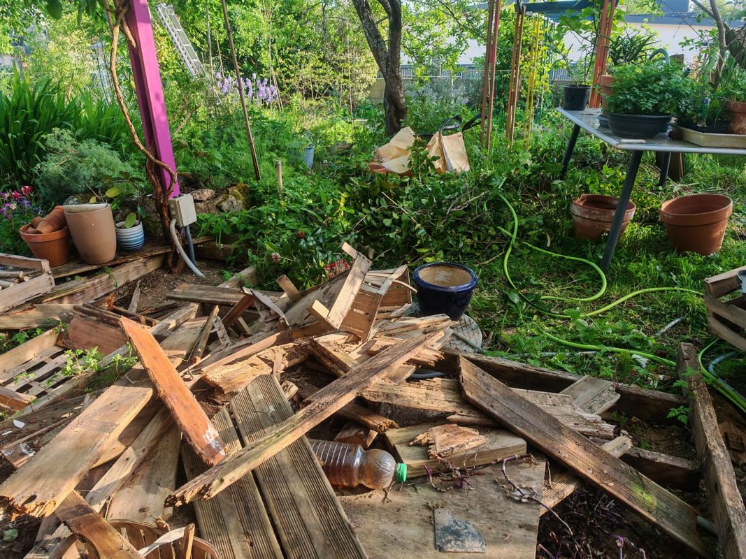 Avec tout ça, la terrasse n'a pas vraiment bougé ! (mais j'ai fait plein de bois coté parking, les noisetier coupé en février entre autre)