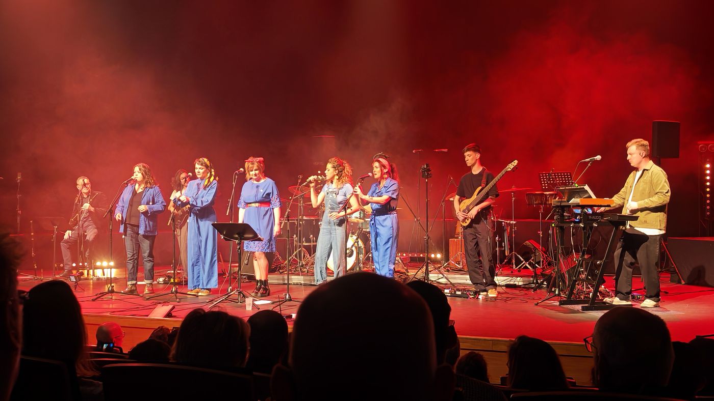 Blue Glaz au chant, Nicolas Chua à la basse et Tudi Cariou au clavier