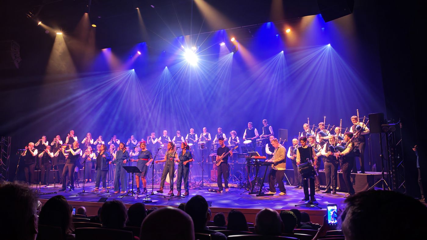 Les 50 artistes sur scène