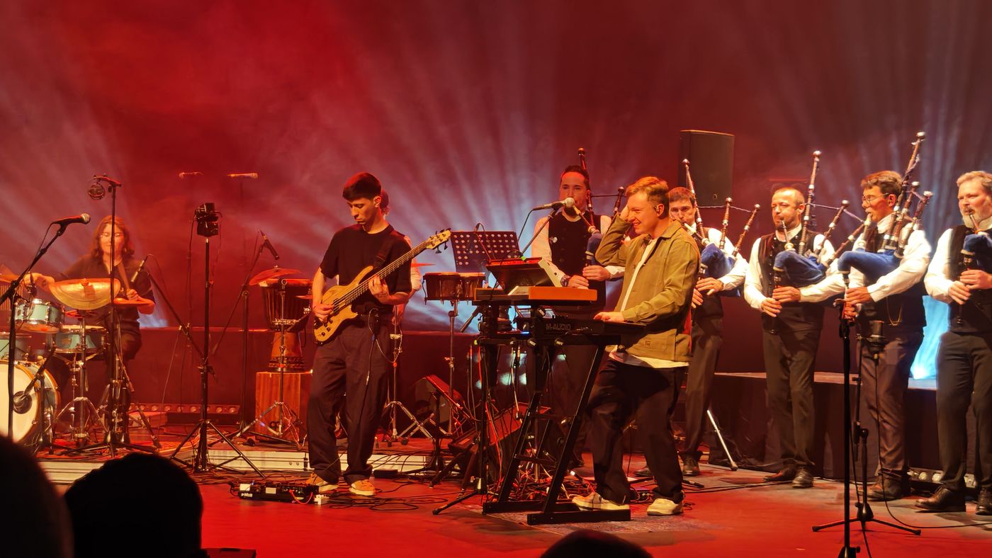 Basse, percussion, clavier et Cornemuse