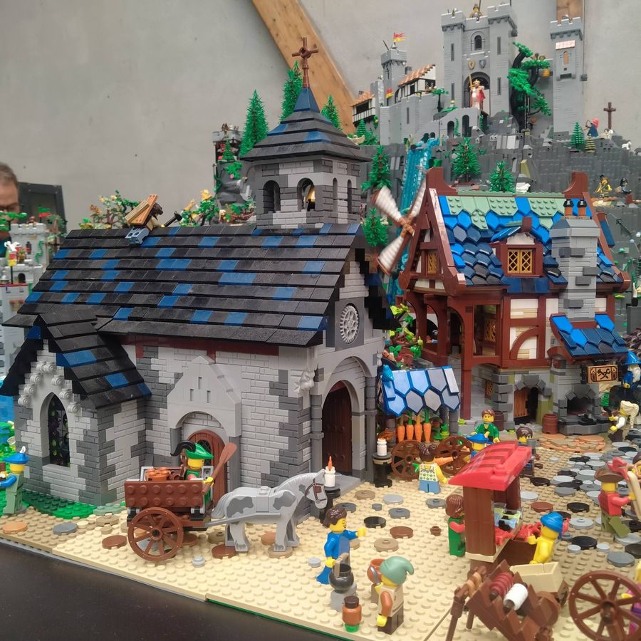 La place de l'église, bien devant cette fois