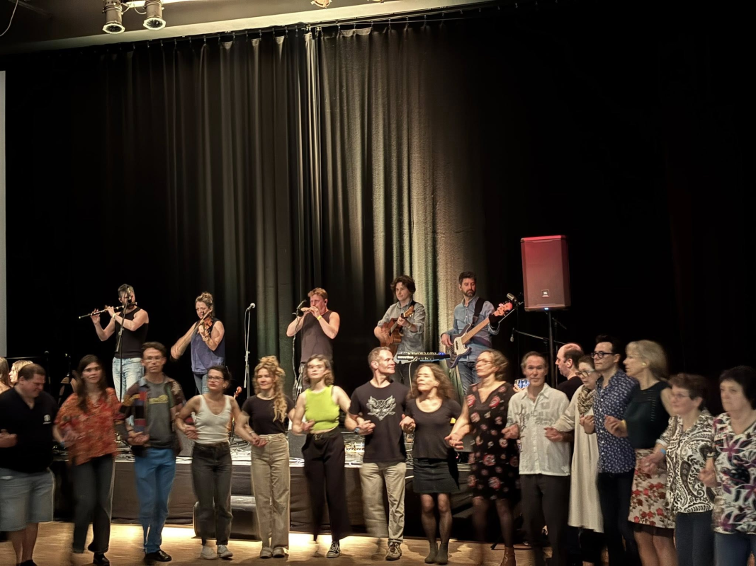 Ampouailh, Avec Bertrand qui danse juste devant avec le tee-shirt du groupe ! (photo Sylvain Le Floc'h)