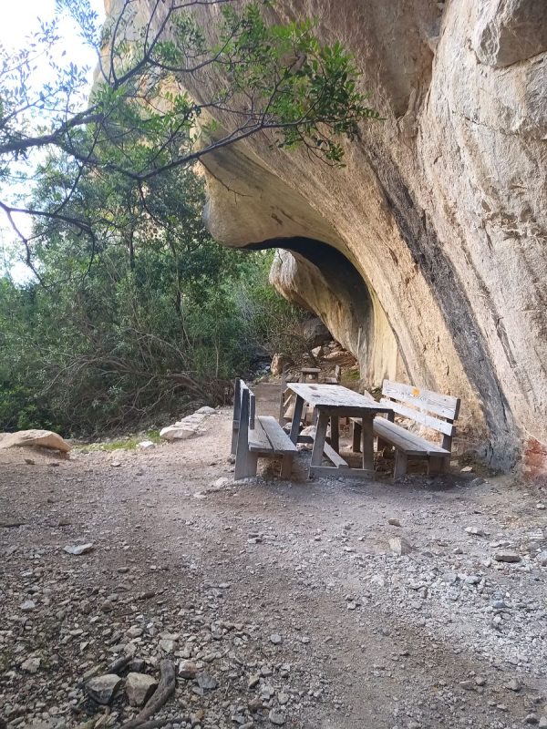 J'approche de la plage, table de pique nique sous une falaise