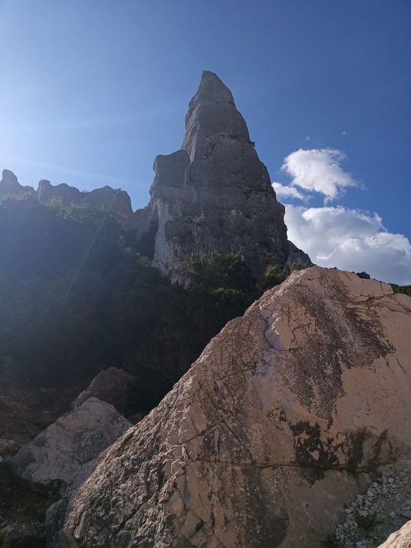 L'aiguille vu d'en bas ! 150m de hauteur