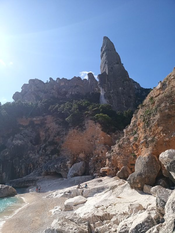 Et toujours surplombé par les 150m de l'aiguille