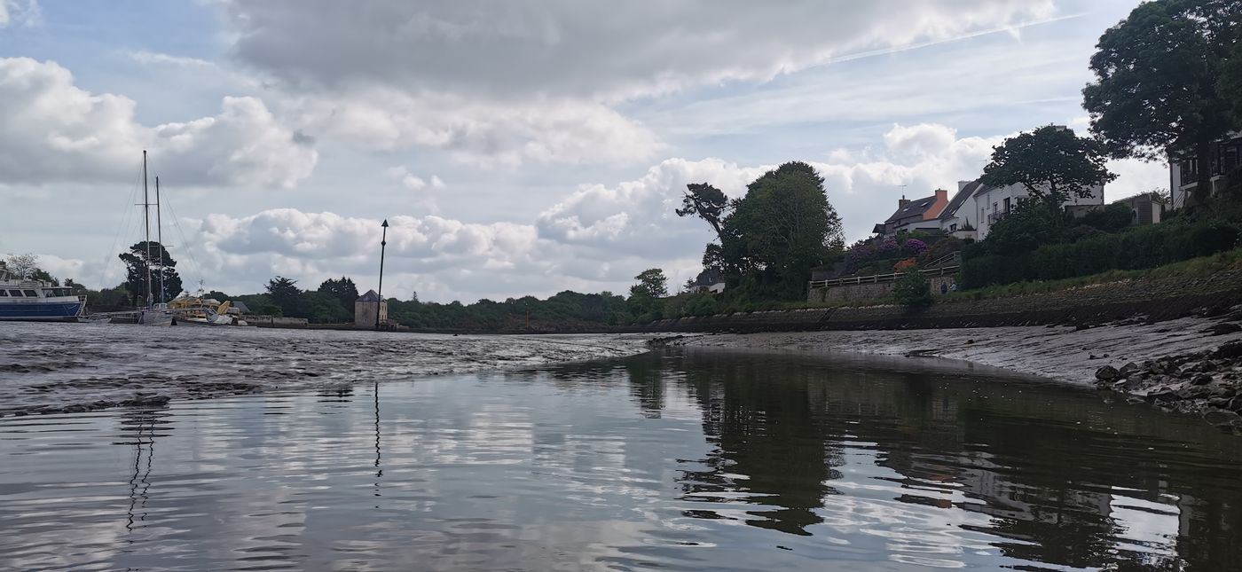 Peu d'eau dans le chenal entre la vase
