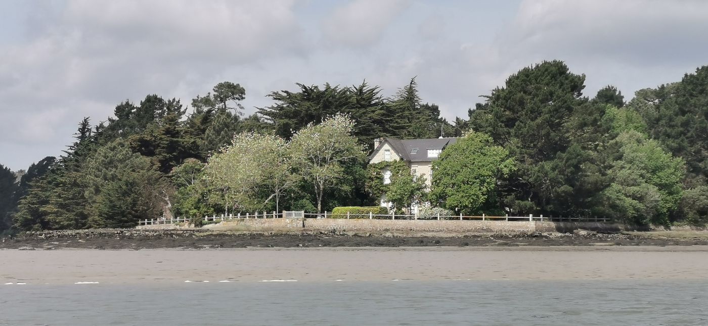 Sur une île