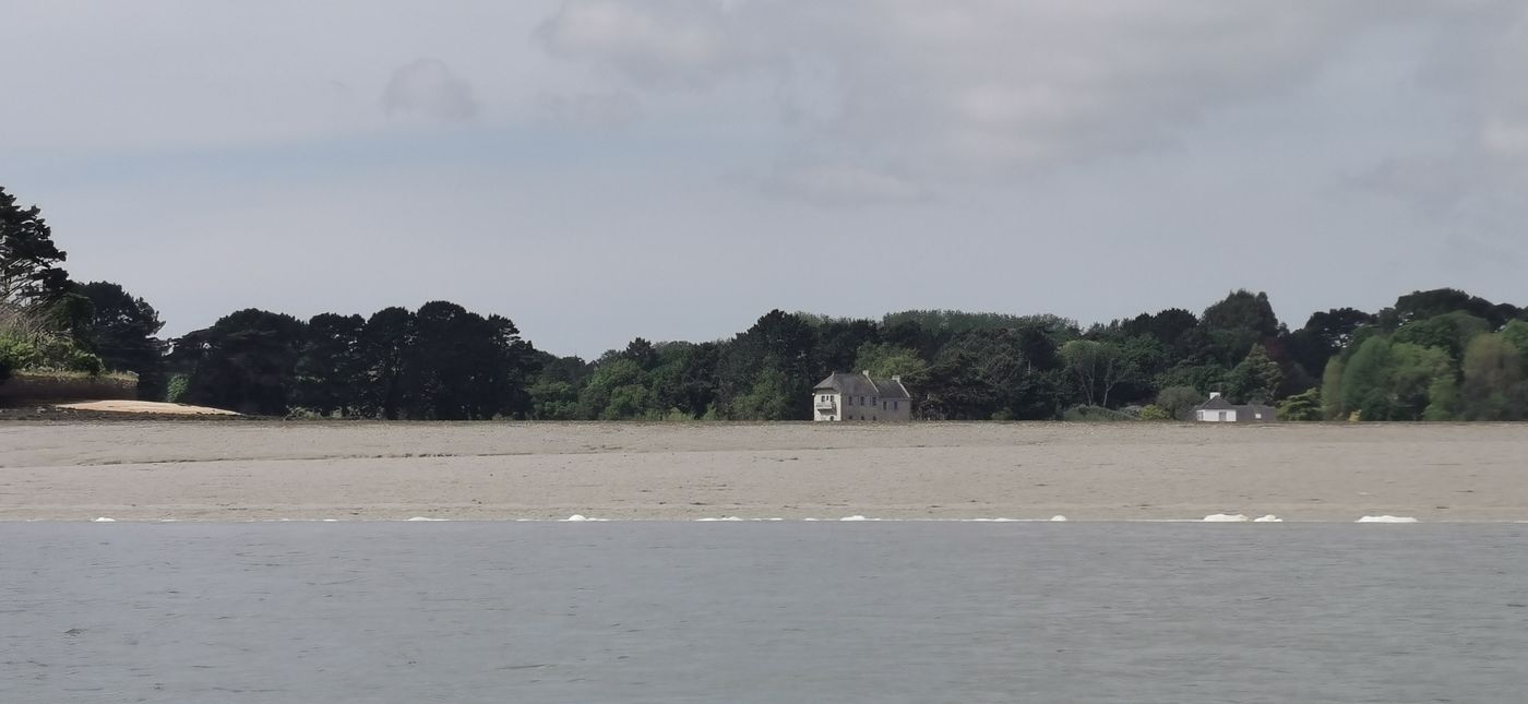Au loin une grosse bâtisse (moulin à marrée du Durdy)