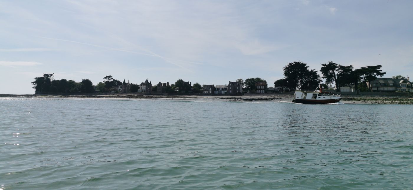En face, les manoir de Loctudy