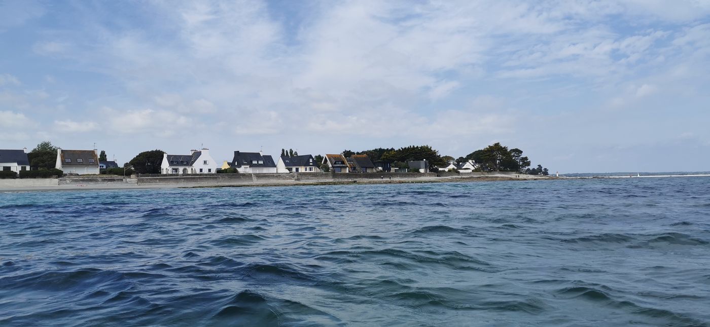 Cette fois je vois les (trop nombreuses)  maison du littoral