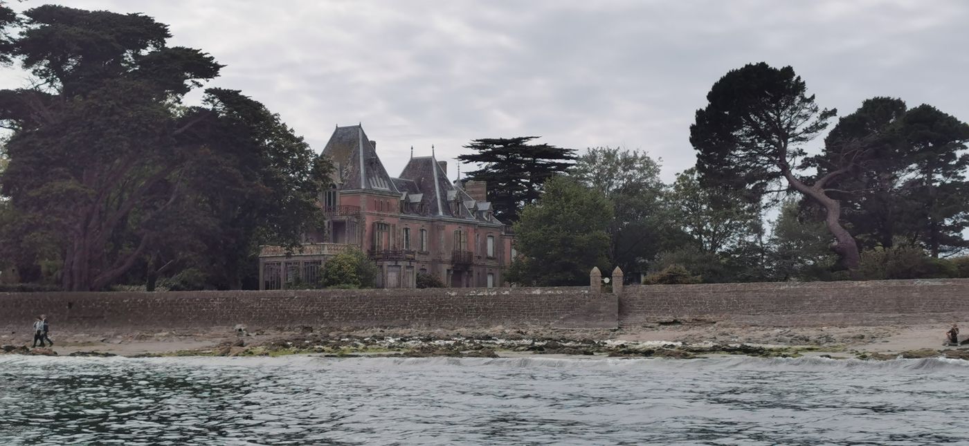 Un château rose caché à la pointe de Loctudy