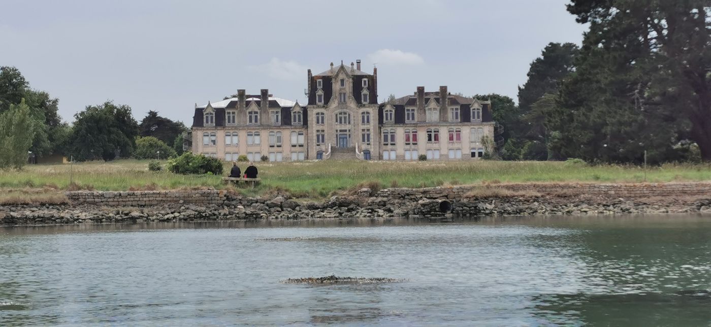 Le chateau, où j'ai passé mon stage sauveteur aquatique pompier en 2017 (avec l'arrivé en hélicoptère !