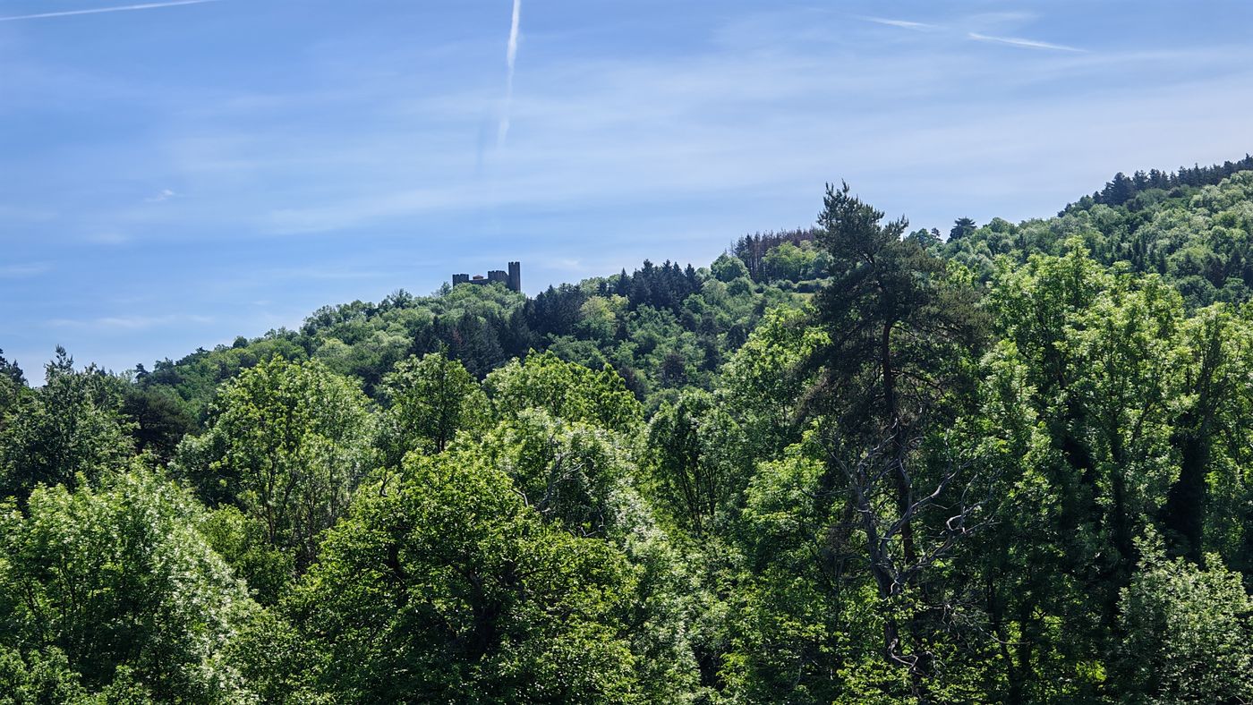 Au loin le château d'Essalois
